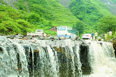 成都租車游金沙江虎跳峽